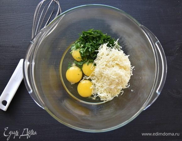 Спагетти отварить согласно инструкции на упаковке до состояния al dente. Откинуть пасту на дуршлаг. Яйца смешать с натертым сыром и рубленой зеленью.