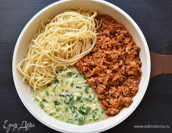 Смешать спагетти, яичную заливку и фарш.