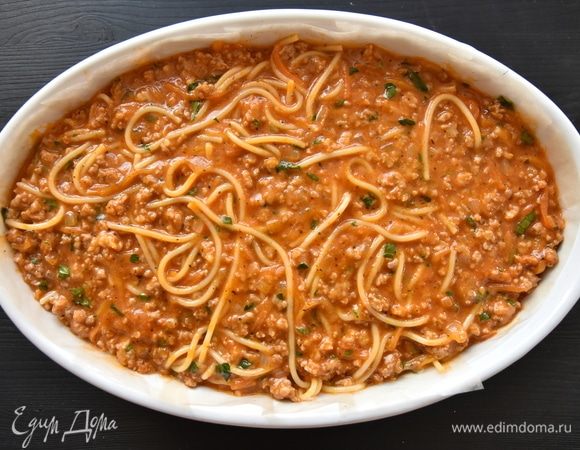 Форму для запекания смазать небольшим количеством растительного масла. Можно застелить дно формы пергаментной бумагой. Выложить подготовленную массу в форму, разровнять. Запекать фриттату в духовке, разогретой до 180°C, 30–40 минут.