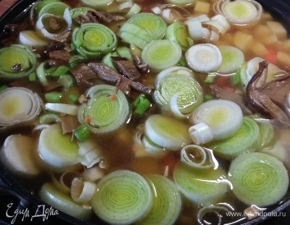 Влить овощной бульон, воду, в которой замачивались грибы (процедить через сито), добавить лавровый лист. Тушить на медленном огне 20 минут. Если у вас чечевица зеленая, то ее варить следует немного дольше.