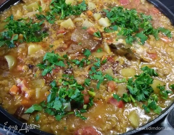 В конце добавить соевый соус, сок лимона, мед, соль и перец по вкусу, листики тимьяна. Я добавила зелень сельдерея. Еще 5 минут тушения, и блюдо готово.