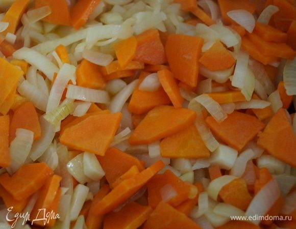 Баклажаны выбирала маленькие, вымыла, нарезала на кружочки и замочила их в соленой воде на 20–30 минут. Лук и морковь нарезала на средние ломтики и отдельно пассеровала на растительном масле до готовности.