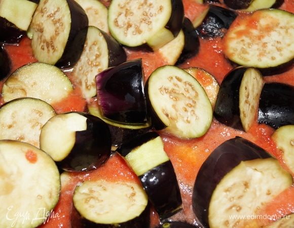 Из помидоров, перцев, чеснока, ручным блендером сделала заливку, посолила, добавила сахар, поставила варить на средний огонь. Баклажаны промыла в холодной воде и выложила в заливку.