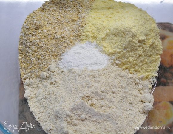 Замешиваем тесто. Для этого в глубокой миске соединить сухие ингредиенты.