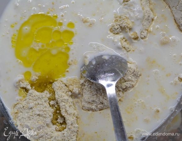 Влить кефир, воду и масло. Перемешать. Замесить тесто.