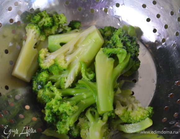 Пока выпекается тесто, подготовим начинку. Брокколи нужно отварить. Для этого вскипятить кастрюлю с водой, посолить и закинуть брокколи, дать закипеть и варить 4 минуты. Откинуть брокколи в дуршлаг и промыть холодной водой.