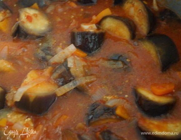 Добавила в баклажаны жареные лук и морковь. Варила до готовности баклажанов на медленном огне, они становятся прозрачными. Перед тем как разливать по банкам, добавила уксус, довела до вкуса (мы любим послаще). Проварила еще минут 5 и разлила по чистым, стерильным, сухим банкам под самые крышки. Разливала, не выключая самый медленный огонь, банки прогревала, чтобы не лопнули.