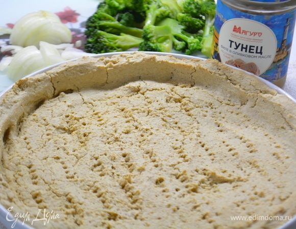 Из тунца слить жидкость, лук нарезать полукольцами. Достаем основу из духовки.