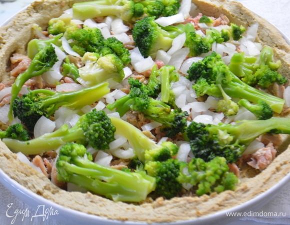 Выкладываем на тесто консервированного тунца ТМ «Магуро», соцветия брокколи и лук.