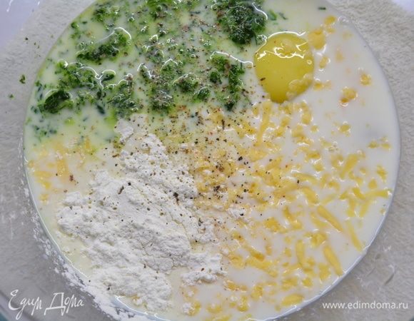 Делаем заливку: в миске смешать молоко, яйца, шпинат, тертый сыр, соль, перец свежемолотый и крахмал. Перемешать венчиком.