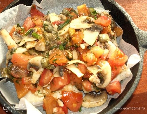 Овощную смесь выкладываем на рыбу. Можно отправить в духовку так, а можно посыпать панировочными сухарями. Отправляем в духовку, разогретую до 200°C, на 10 минут.