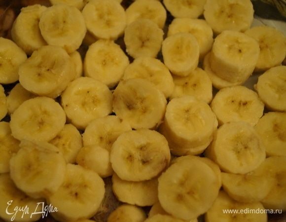 Нарезанные бананы выложить равномерно в смазанную маслом форму. Бананы должны быть небольшими и спелыми.