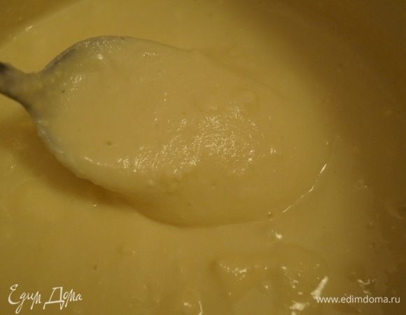 Из остальных ингредиентов нужно сделать однородную массу (можно блендером; я размешала ложкой). Она должна выливаться, как сметана.