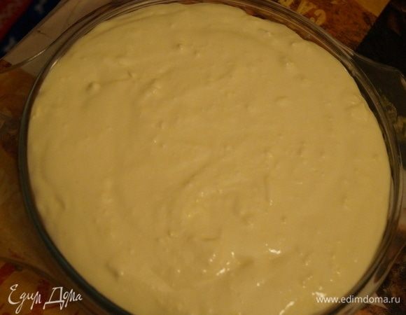 Залить творожной массой бананы.