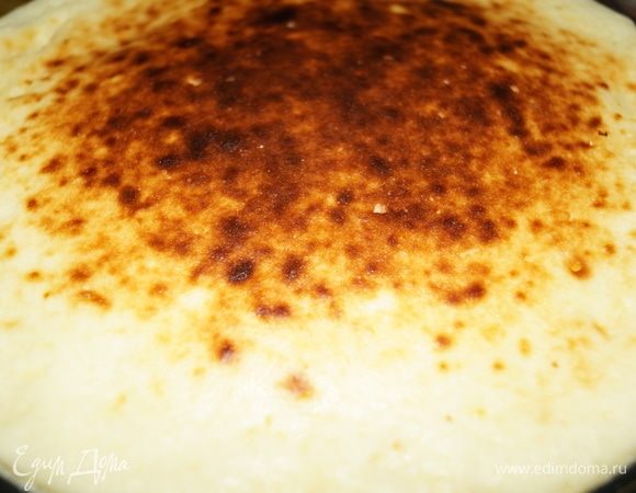 Отправить форму в микроволновку на решетку. Таймер выставить на режим «комбинирование» на 17 минут. Если у вас мощность микроволновки меньше, и запеканка не подрумянилась, добавьте время. и наоборот, если мощность больше, наблюдайте, чтобы не пригорел верх.