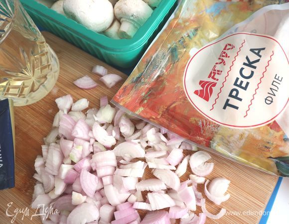 Лук почистить, мелко нарезать. Лук-шалот можно заменить репчатым луком.