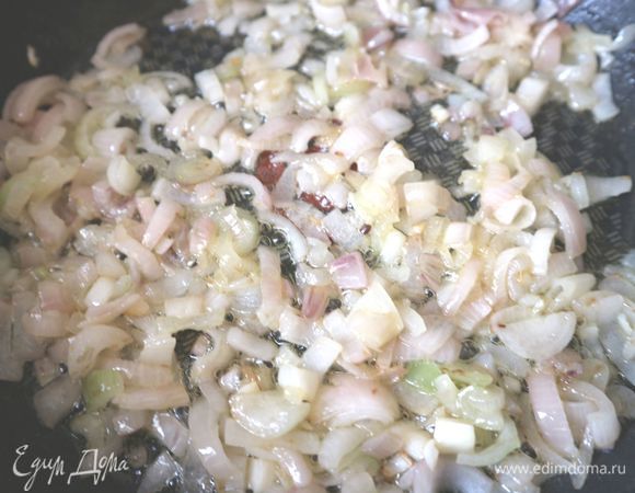 Лук обжарить на сковороде с добавлением половины указанного в ингредиентах количества сливочного масла до прозрачности. Добавить 1 ст. л. муки, обжарить еще немного.