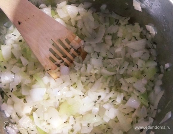 По истечении 1 часа в кастрюлю с луком вливаем ром, тщательно перемешиваем и тушим еще примерно 5–7 минут, выпаривая ром.