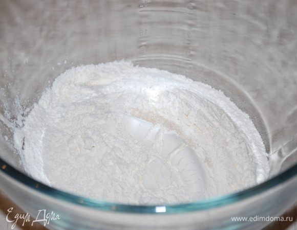 Муку перемешиваем с дрожжами, сахаром и солью. Добавляем воду и оливковое масло. Замешиваем тесто, оно получается тугим.