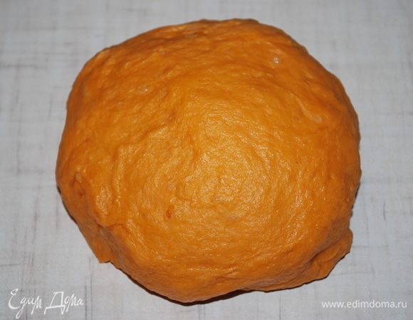 Тесто закрываем пленкой и оставляем его отдохнуть на 30–40 минут.