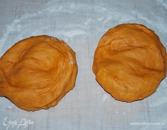 Тесто после расстойки эластичное и мягкое. Делим его на две части.