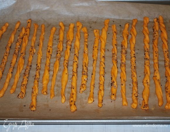 Скручиваем палочки из теста и выпекаем их при температуре 180°C примерно 10–12 минут.
