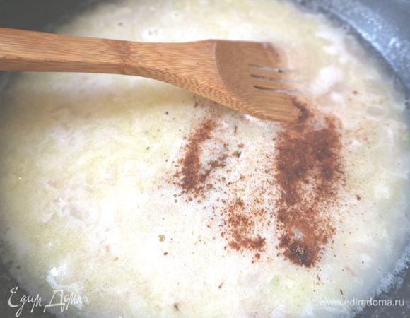 Постепенно добавить 250 мл воды, перемешивая, затем — сухое белое вино. Добавить корицу, гвоздику, немного посолить (0,2 ч. л. соли), поперчить, перемешать. Аккуратно с добавлением гвоздики: нужна маленькая щепотка, ведь у нее очень яркий вкус.