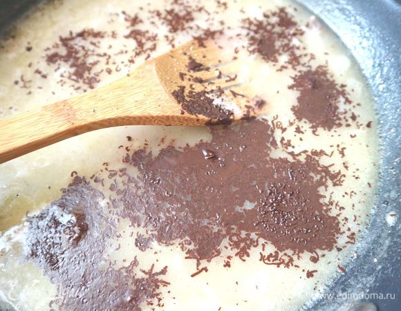 Затем шоколад: нужно добавить всего 8–9 г, не более, можно ограничиться одной чайной ложкой натертого на мелкой терке горького шоколада. Перемешать.
