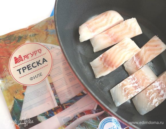 Треску нарезать на куски. Положить рыбу в теплоемкую кастрюлю с толстым дном или жаровню, смазанную маслом и предварительно немного прогретую на маленьком огне, слегка посолить (0,2 ч. л. соли), поперчить.