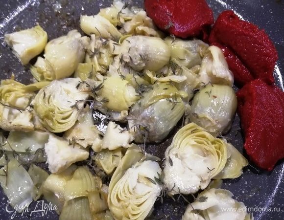 Артишоки и чеснок обжариваем около 3 минут в разогретом оливковом масле. Добавляем томатную пасту и тимьян, перемешиваем и прогреваем на плите буквально 1 минуту.