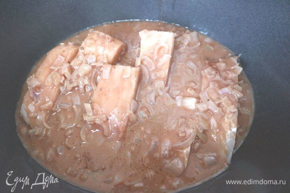 Рыбу залить соусом, накрыть кастрюлю (жаровню) крышкой, готовить на небольшом огне 25–30 минут. За 10 минут до готовности добавить в соус шампиньоны. Во время приготовления несколько раз проверить треску, чтобы кусочки рыбы не пристали ко дну посуды.