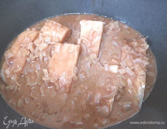 Рыбу залить соусом, накрыть кастрюлю (жаровню) крышкой, готовить на небольшом огне 25–30 минут. За 10 минут до готовности добавить в соус шампиньоны. Во время приготовления несколько раз проверить треску, чтобы кусочки рыбы не пристали ко дну посуды.