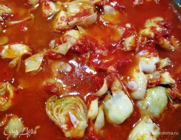 Вливаем вино и воду, прогреваем 2–3 минуты.