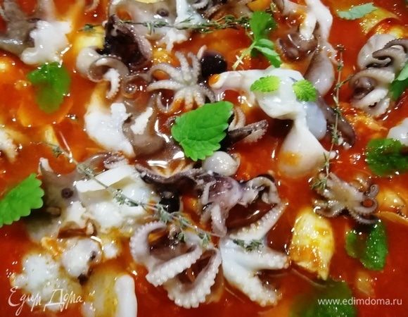 Выкладываем в соус осьминогов и листики мяты. Накрываем крышкой и тушим 15–18 минут.