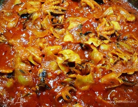 За это время улетучится запах вина и соус достаточно загустеет.