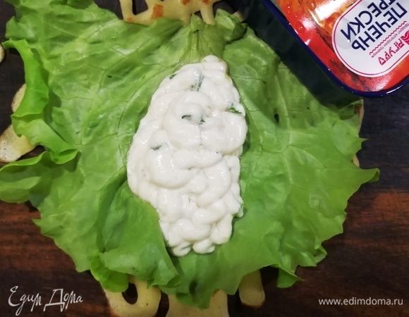 На блинчик выкладываем лист салата и щедрую порцию мусса из печени трески.