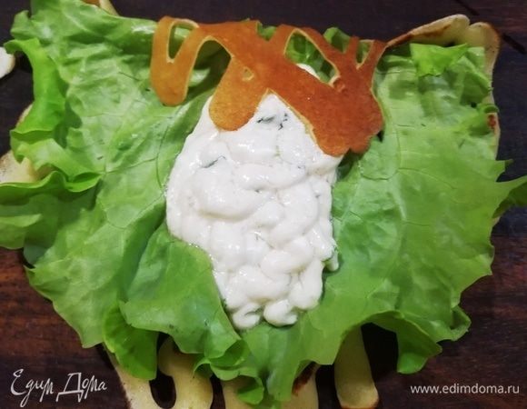 Подгибаем нижний край и сворачиваем блинчик.