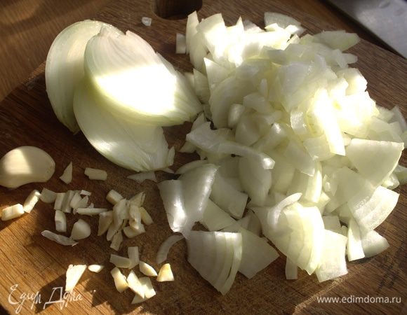 Большую луковицу нарезать. Чеснок тоже.
