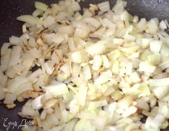 Высыпать в сковороду с оливковым маслом и поставить на огонь.