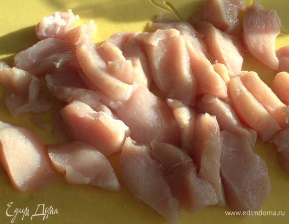 Нарезать небольшими полосочками.
