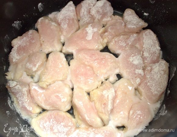 Выставить в мультиварке программу «поджаривание» и опускать филе в разогретое масло.