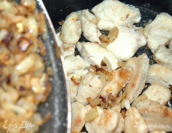 Обжаренный лук переносим к курице.