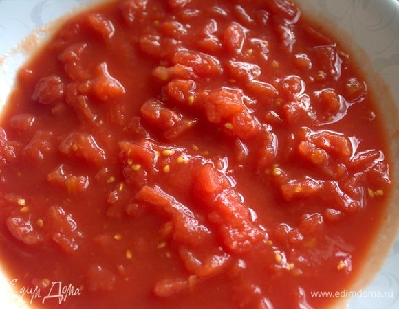 Томаты лучше измельчить прямо в тарелке.