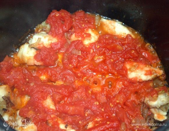 Перенести томатные кусочки вместе с соком к курочке.