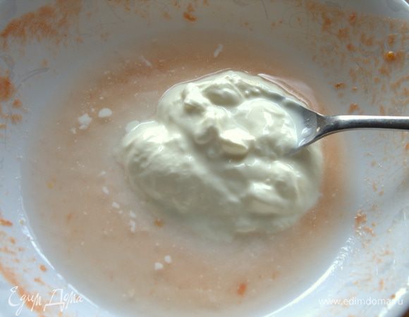 Сметану развести водой. Ориентируйтесь по своим предпочтениям в плане консистенции.