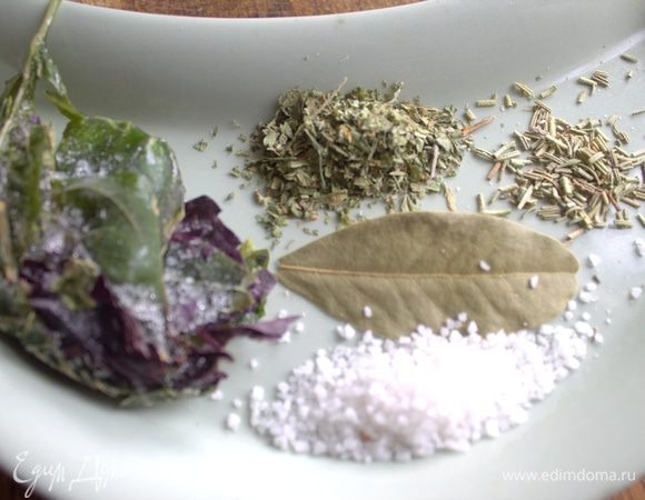 Подготовить специи. Базилик у меня замороженный. Еще решила добавить петрушку для аромата.