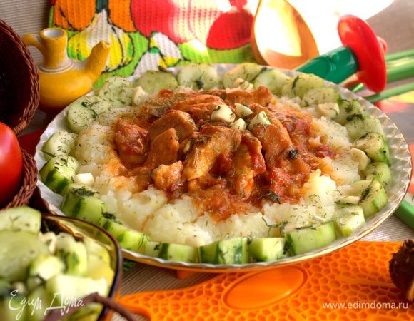 Можно подать огурцы отдельно или выложить по краю тарелки.