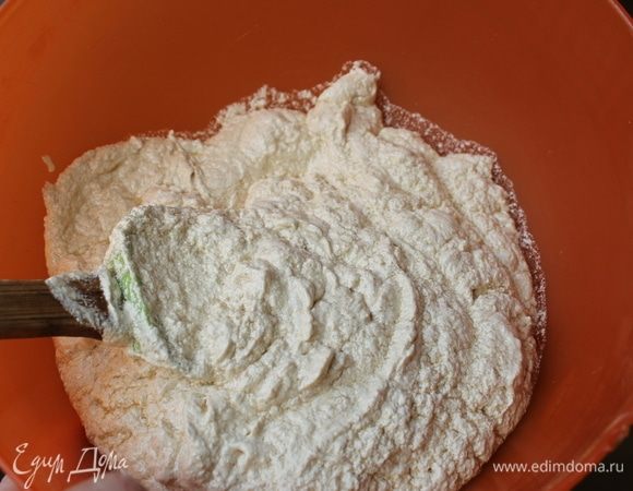 Продолжая взбивать масло, введите по одному яйца. У вас должна получиться воздушная кремовая масса.