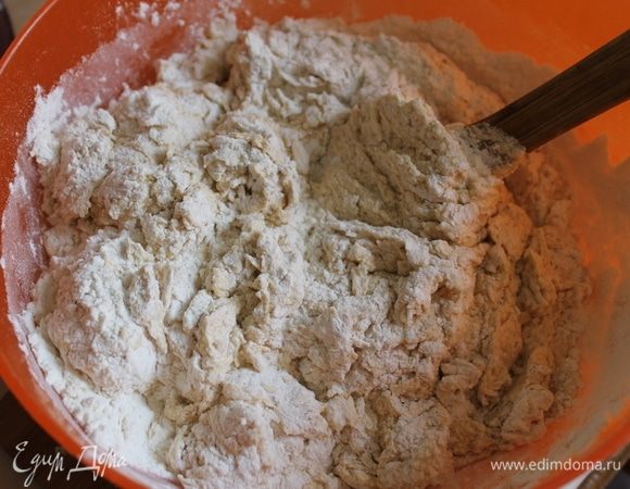 Аккуратно, используя лопатку, частями вмешайте просеянную с разрыхлителем муку и молоко.