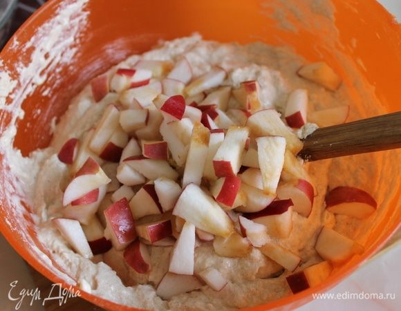 Яблоко нарежьте небольшими кубиками и добавьте в тесто.
